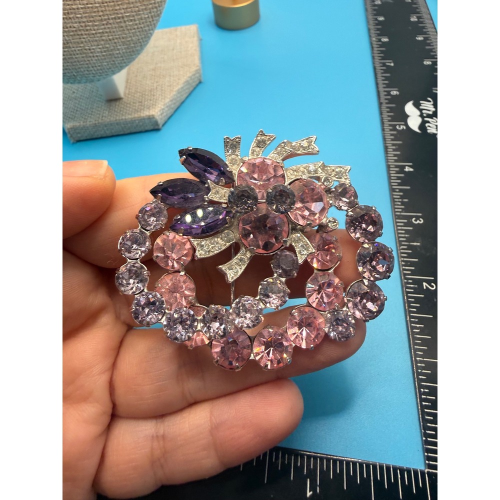 Vintage Eisenberg Ice Pink Purple Rhinestone‎ Bow Wreath Brooch Pin 5296 Silver